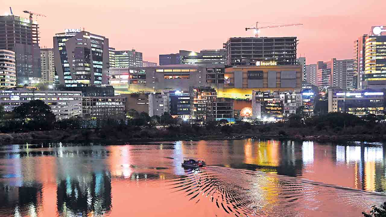 అటు ఐటీ అందాలు..ఇటు దుర్గం సోయగాలు