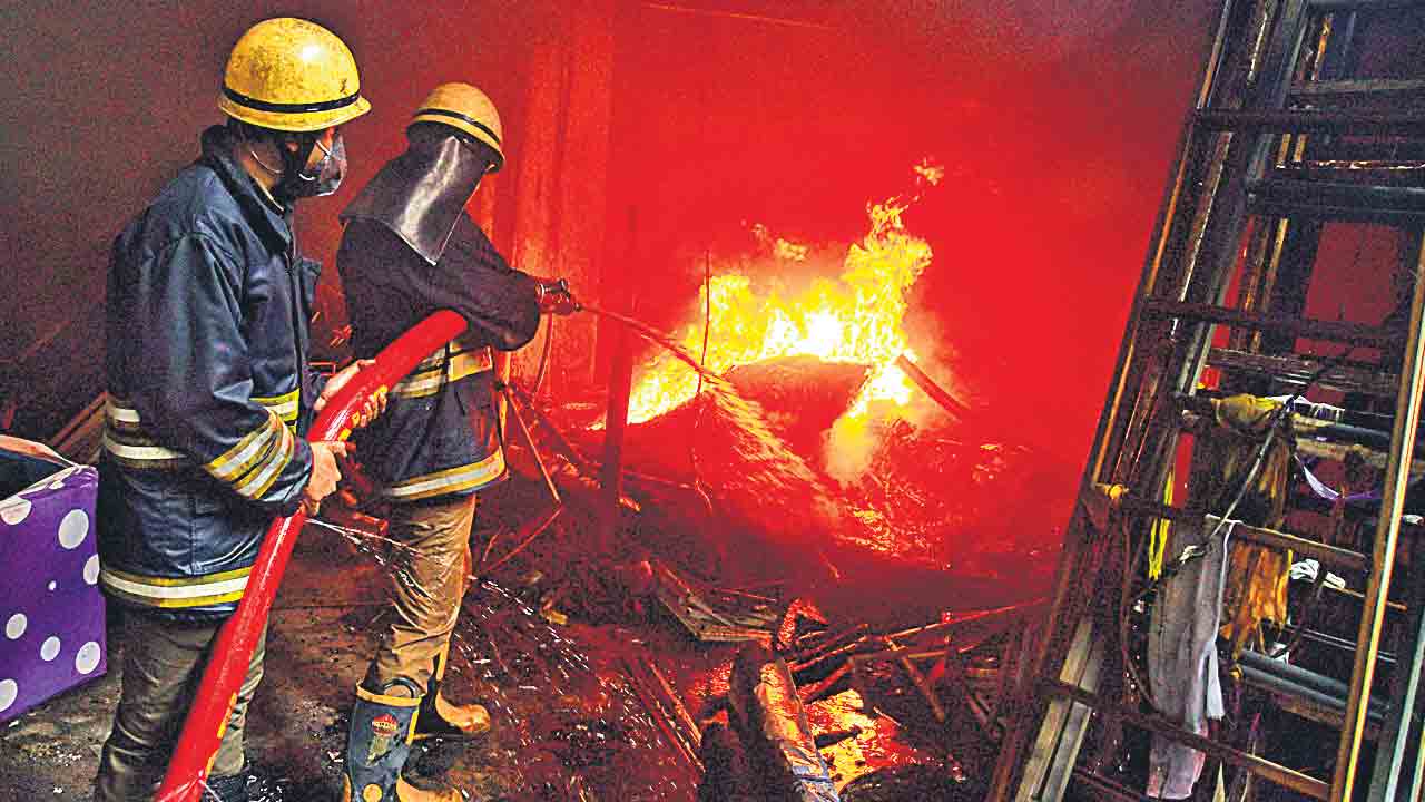 డెకరేషన్‌ గోదాంలో భారీ అగ్నిప్రమాదం