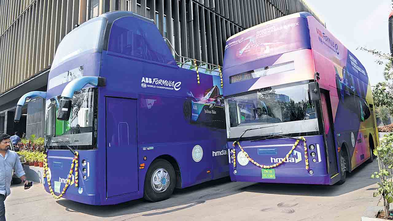 డబుల్‌ డెక్కర్‌.. ఖుషీగా టూర్‌