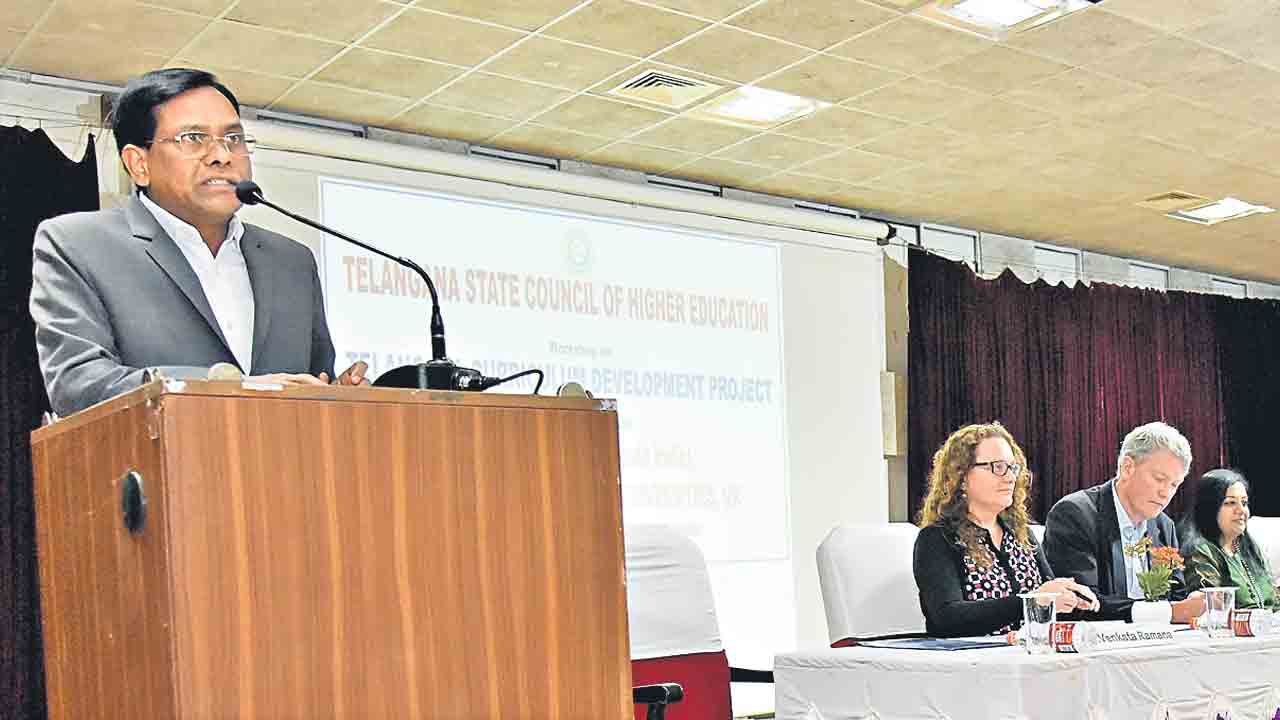 ప్రపంచీకరణకు అనుగుణంగా సిలబస్‌ ఉండాలి