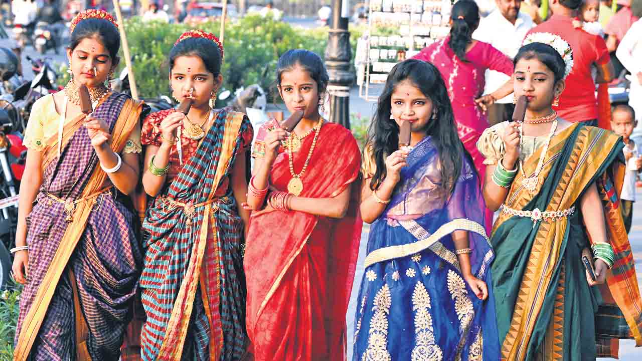 సందడిగా సండే ఫన్‌డే.. సందర్శకులతో కిటకిటలాడిన సాగర తీరం