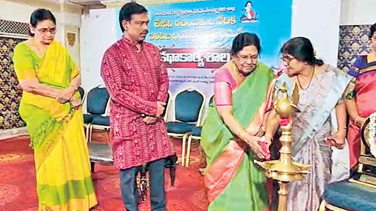 సమాజాన్ని చైతన్య పరిచే రచనలు చేయాలి