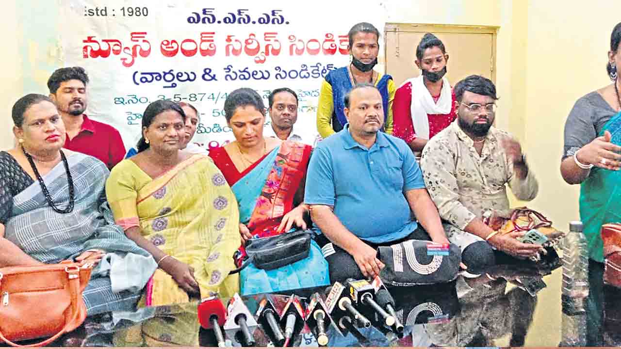 ట్రాన్స్‌ జెండర్స్‌కు షర్మిల క్షమాపణలు చెప్పాలి