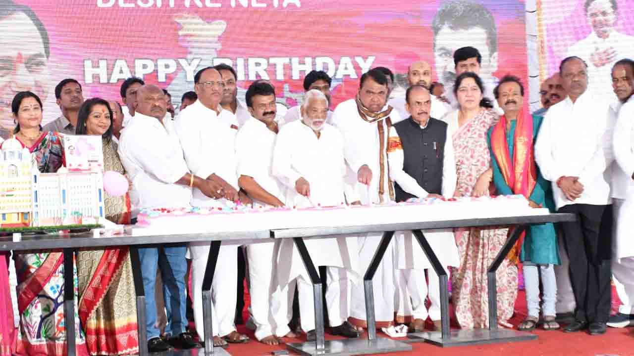 CM KCR BIRTHDAY | సీఎం కేసీఆర్‌ పుట్టిన రోజు వేడుకల్లో భారీ కేక్‌ కట్‌ చేసిన మంత్రులు