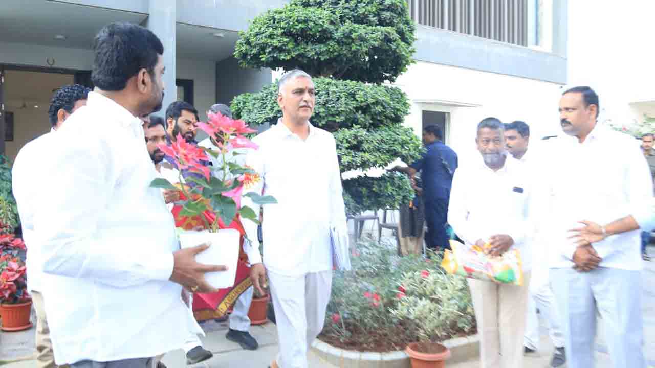 బడ్జెట్‌లో సంక్షేమం, అభివృద్ధికి సమప్రాధాన్యం: మంత్రి హరీశ్‌ రావు