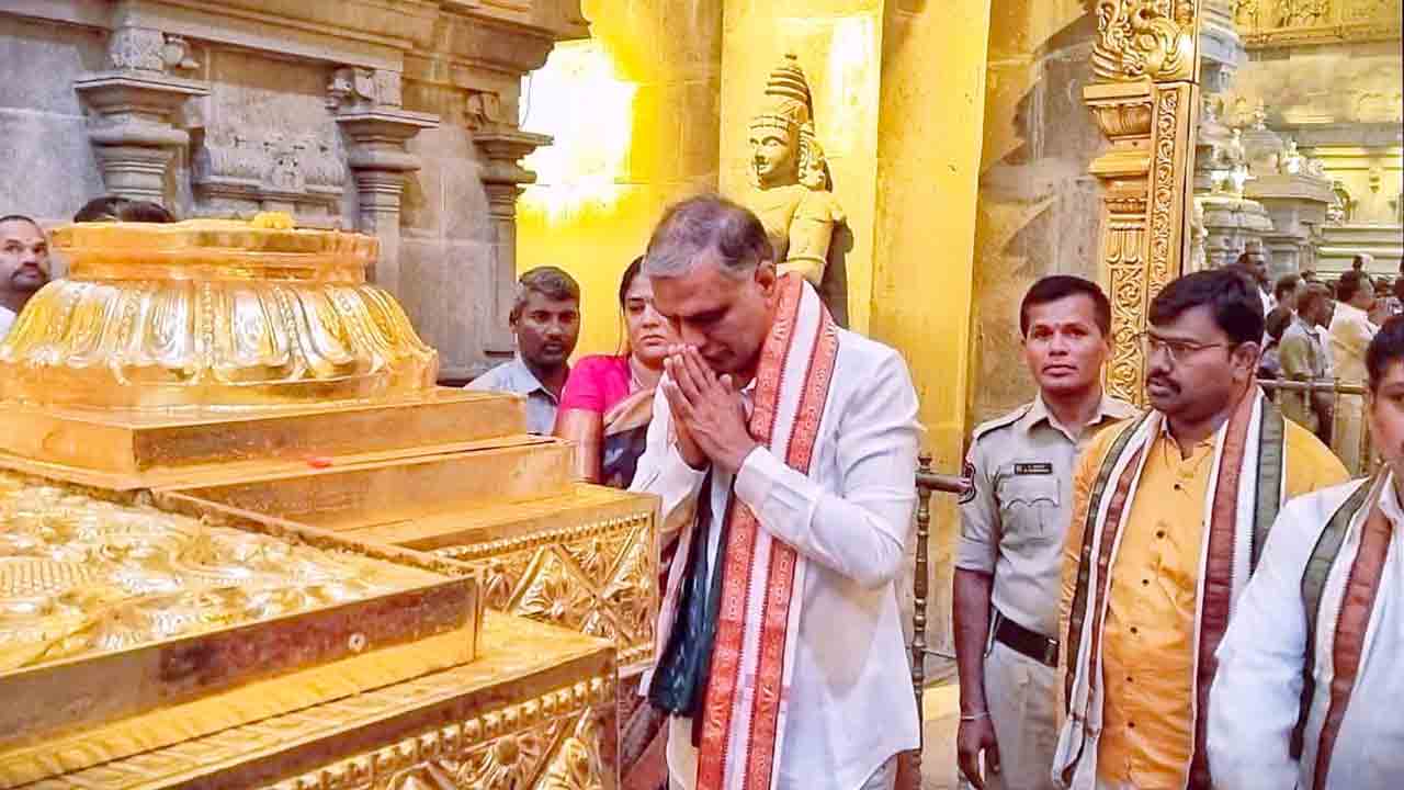 యాదాద్రీశుడిని దర్శించుకున్న మంత్రి హరీశ్‌ రావు