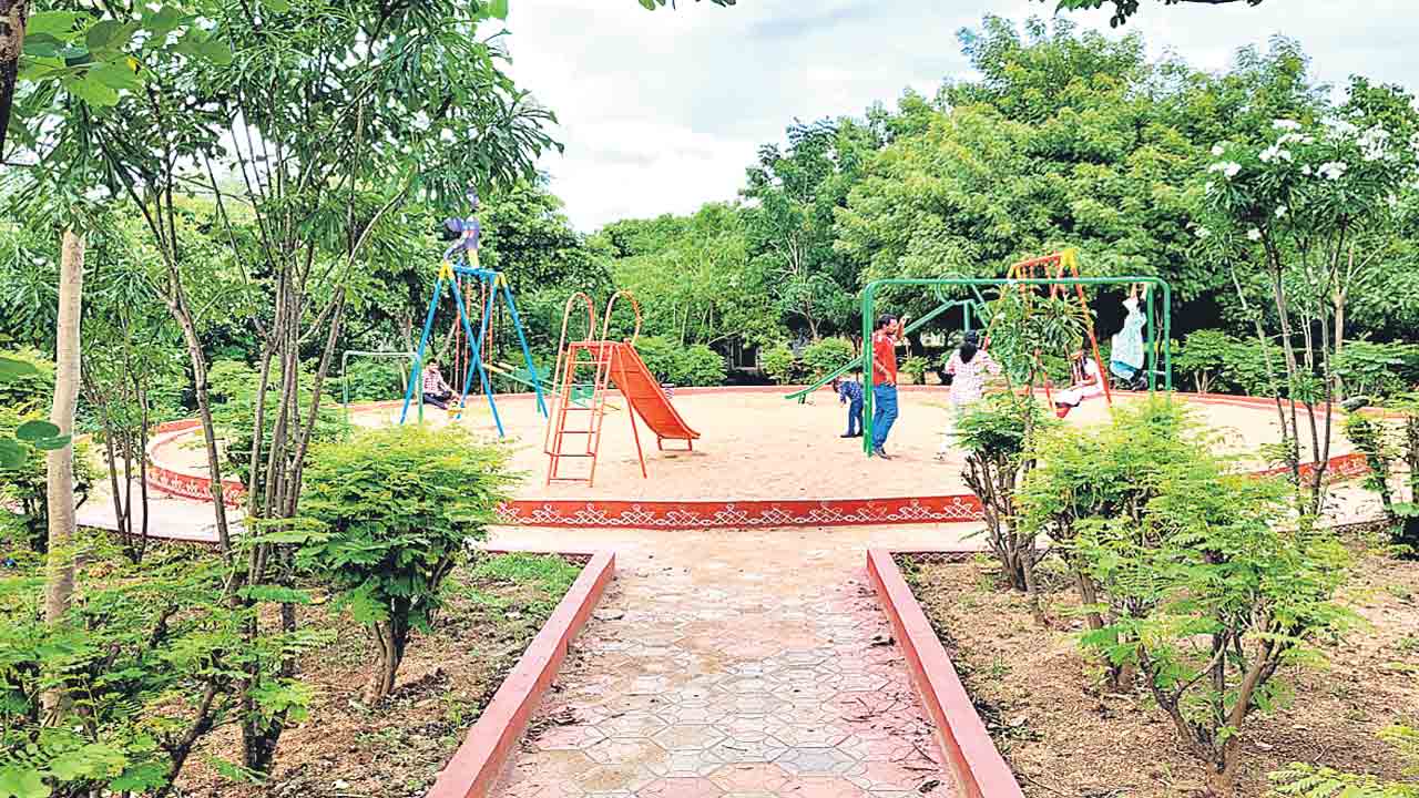 అర్బన్‌ పార్కులకు హరిత అందాలు..!