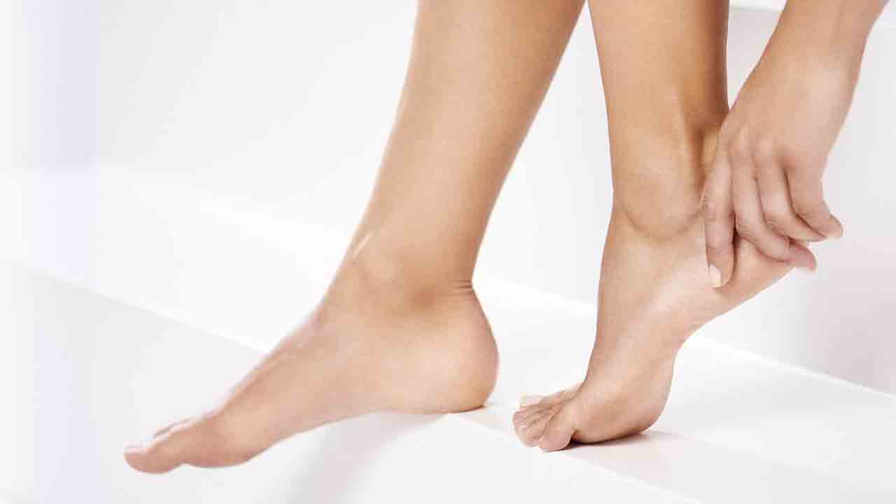 Beauty Tips | పాదాల పగుళ్లు ఇబ్బంది పెడుతున్నాయా.. నలుగురిలో నామోషీగా ఉందా.. అయితే ఈ చిట్కాలు మీ కోసమే..