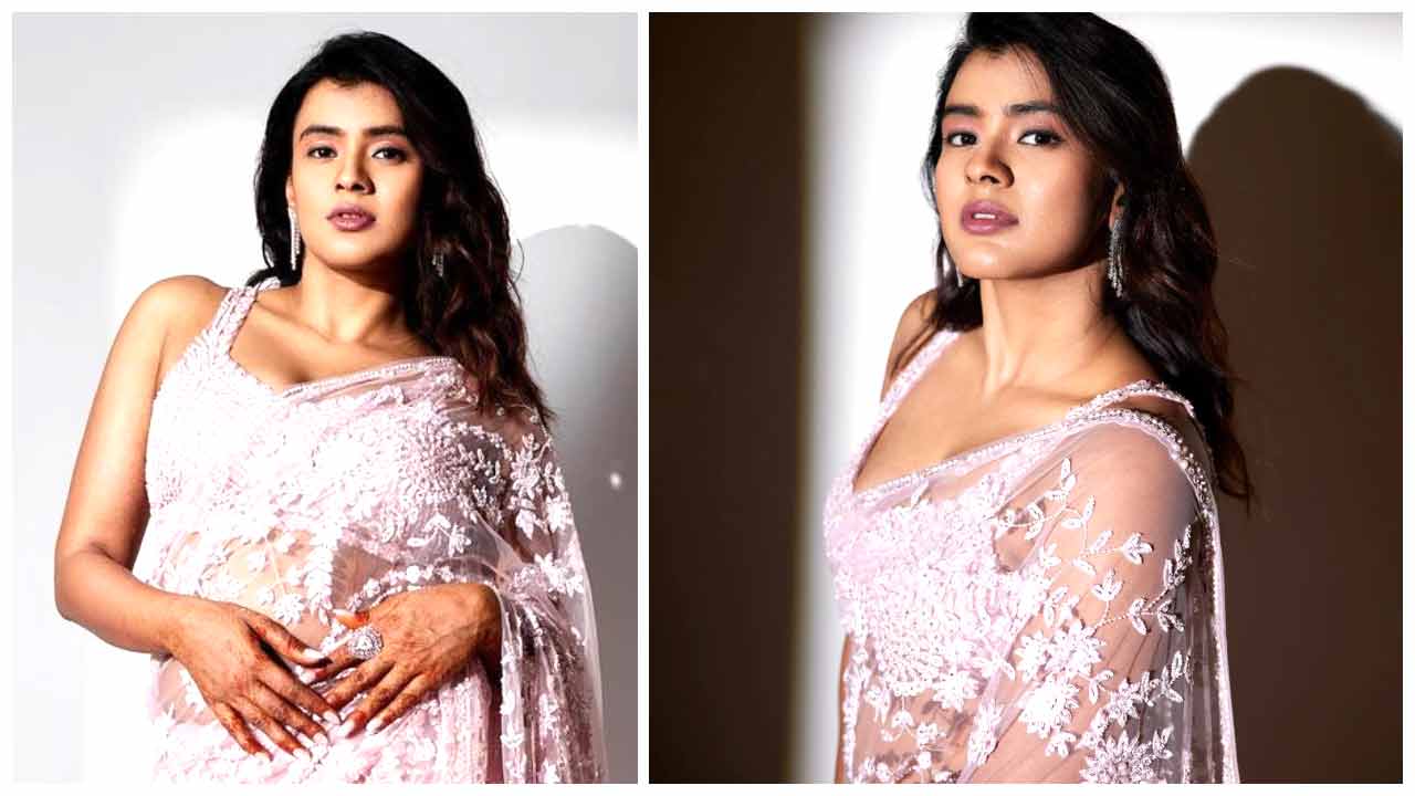 Hebah Patel | గులాబీ రంగు చీరలో గుండెను గుంజేస్తున్న హెబ్బా పటేల్..