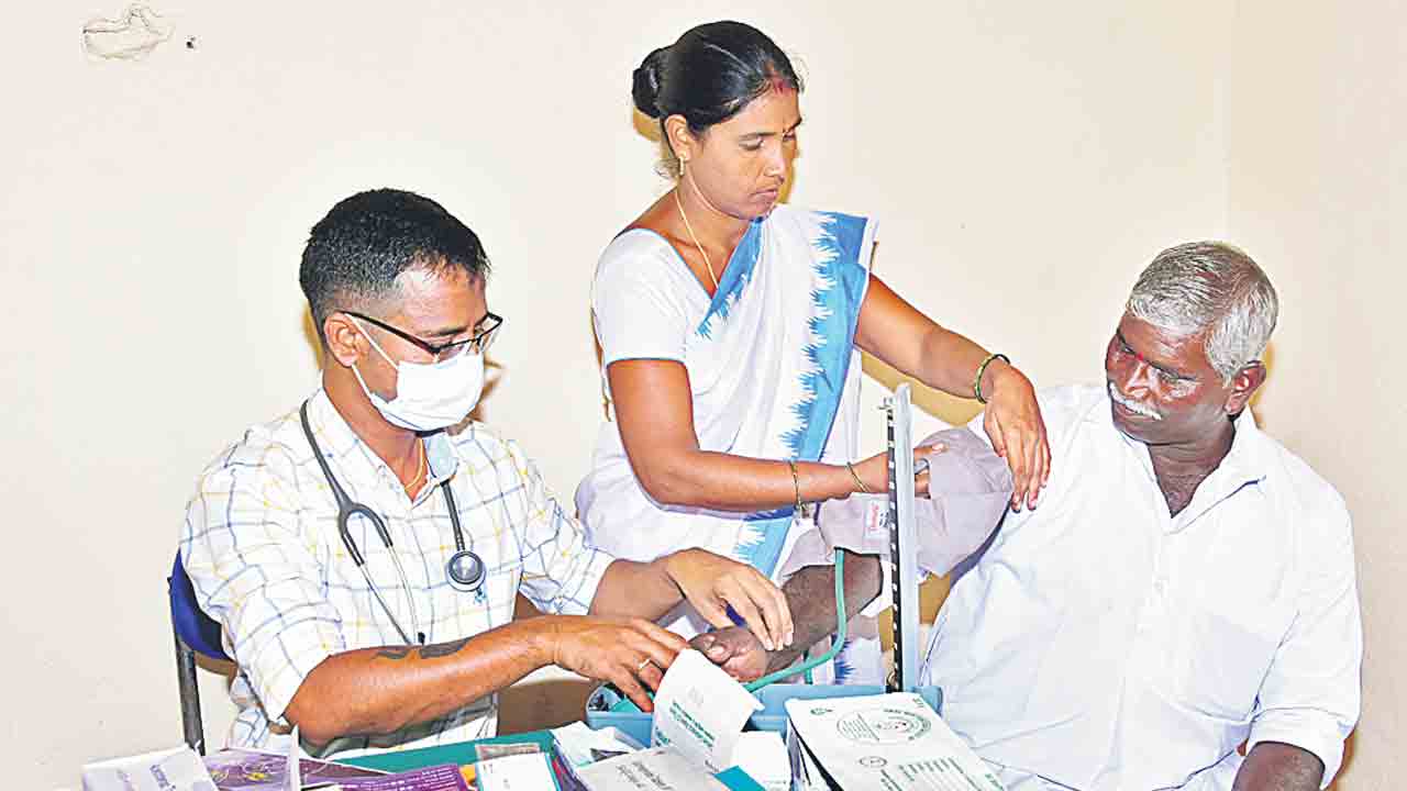 100 బస్తీ దవాఖానలు