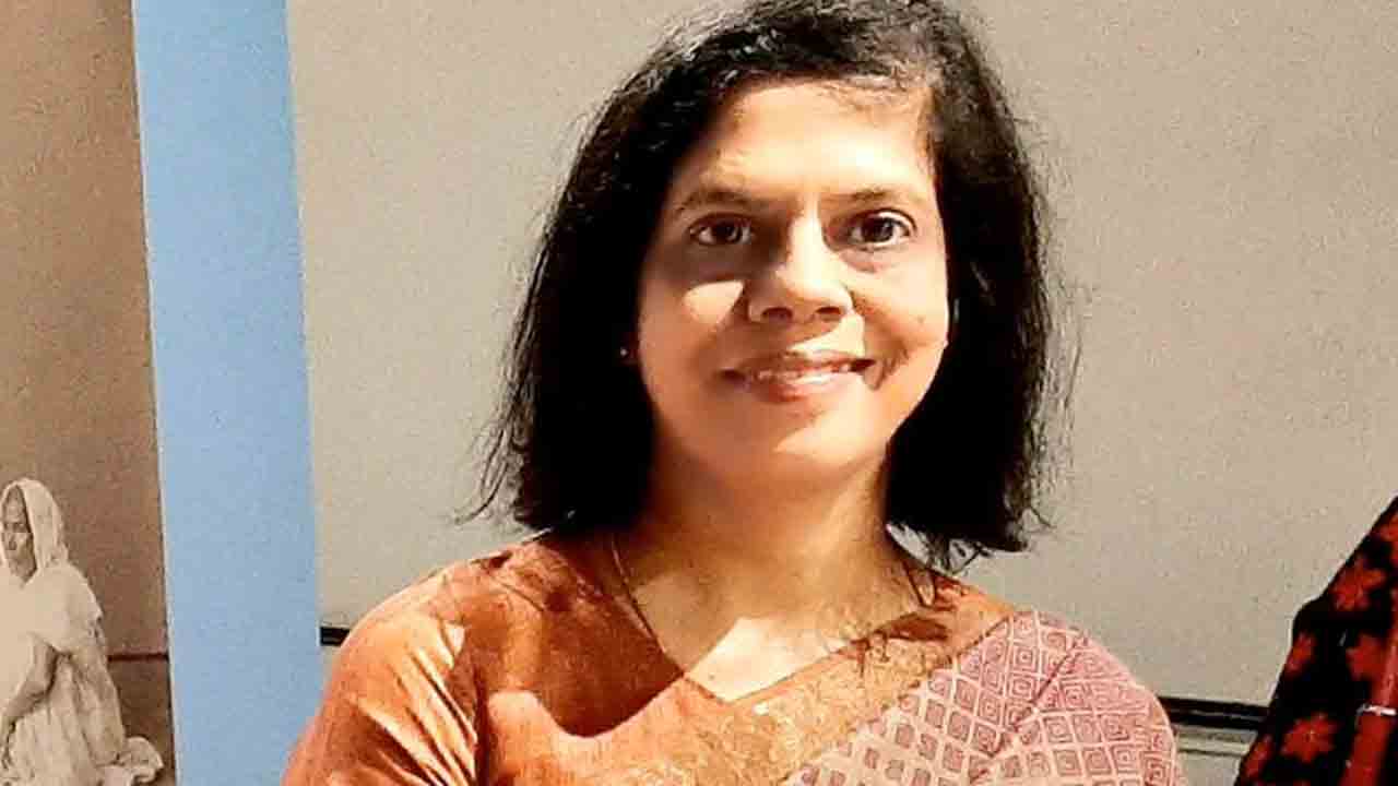 ఐఏఎస్‌ అధికారిణిని టార్గెట్‌ చేసిన బీజేపీ.. గవర్నర్‌ కార్యాలయం నుంచి ఆమె బదిలీ