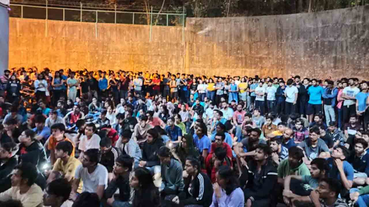 ఐఐటీ బాంబేలో విద్యార్థి ఆత్మ‌హ‌త్య‌.. హాస్టల్‌ బిల్డింగ్‌ ఏడో అంతుస్తు నుంచి దూకి సూసైడ్‌