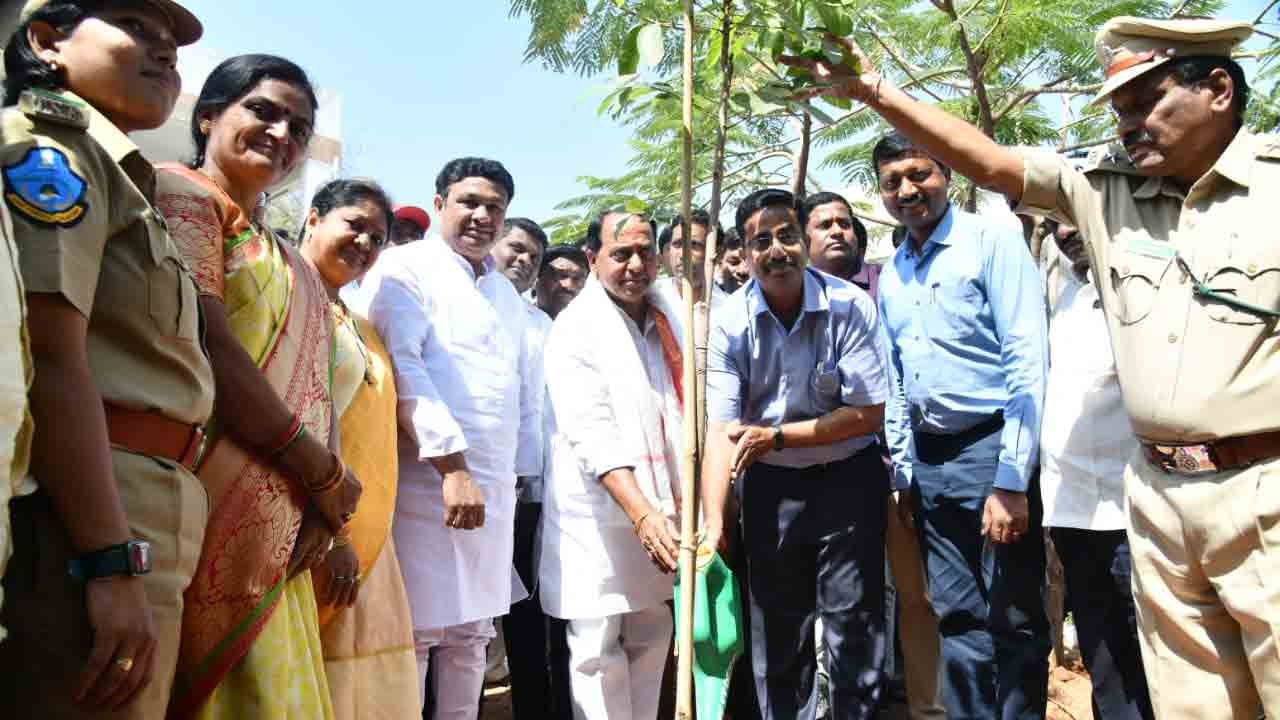 సీఎం కేసీఆర్‌ జన్మదినం.. మొక్కలు నాటిన మంత్రి అల్లోల