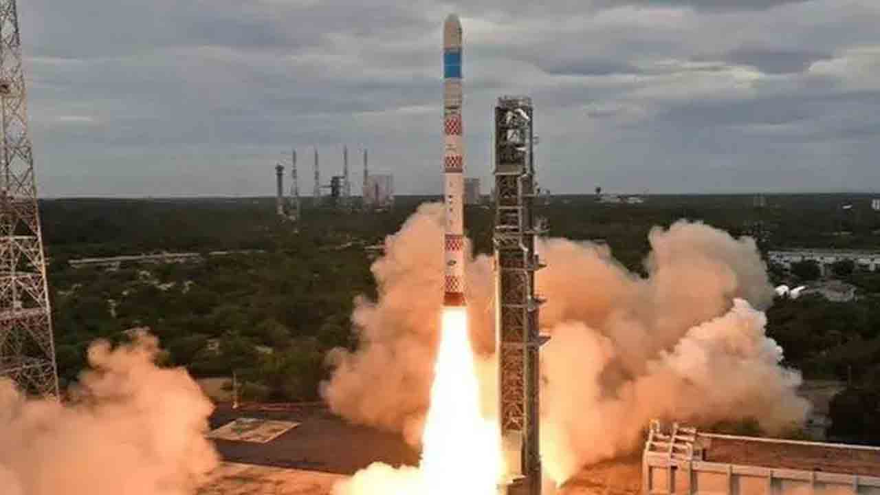 నింగిలోకి దూసుకెళ్లిన ఎస్‌ఎస్‌ఎల్‌ఏవీ-డీ2 రాకెట్‌..