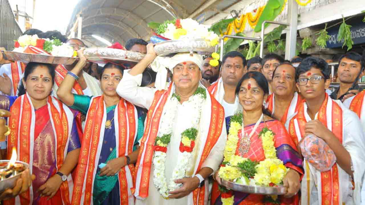 ఎములాడ రాజన్నకు పట్టువస్త్రాలు సమర్పించిన మంత్రి ఇంద్రకరణ్‌ రెడ్డి