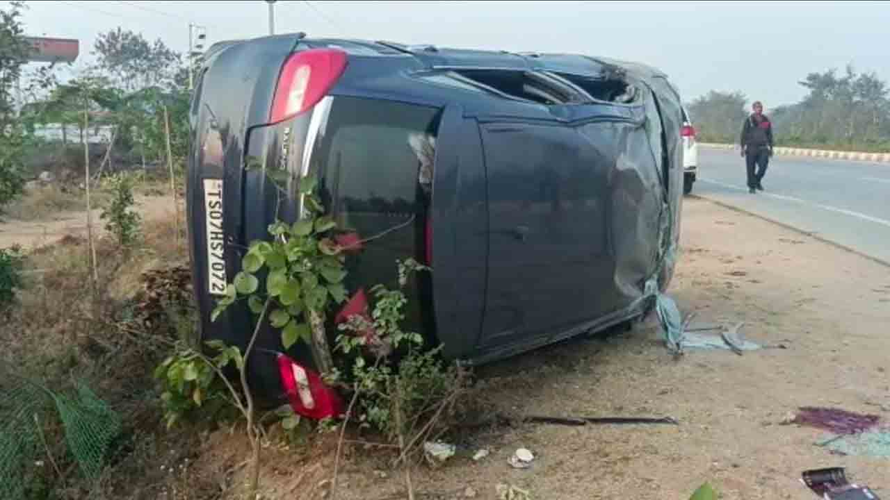 డీసీఎంను ఢీ కొన్న కారు.. చిన్నారితో పాటు మరో ఇద్దరు మృతి