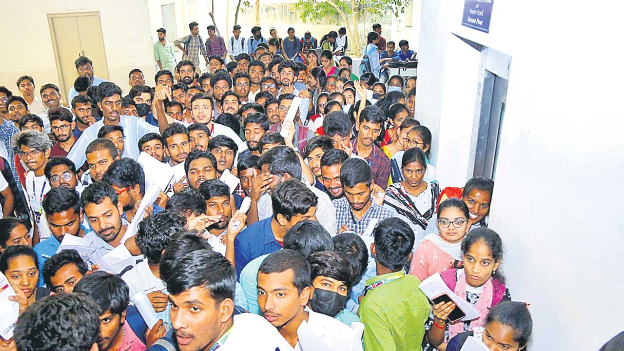 జేఎన్టీయూలో జాబ్‌మేళా విజయవంతం