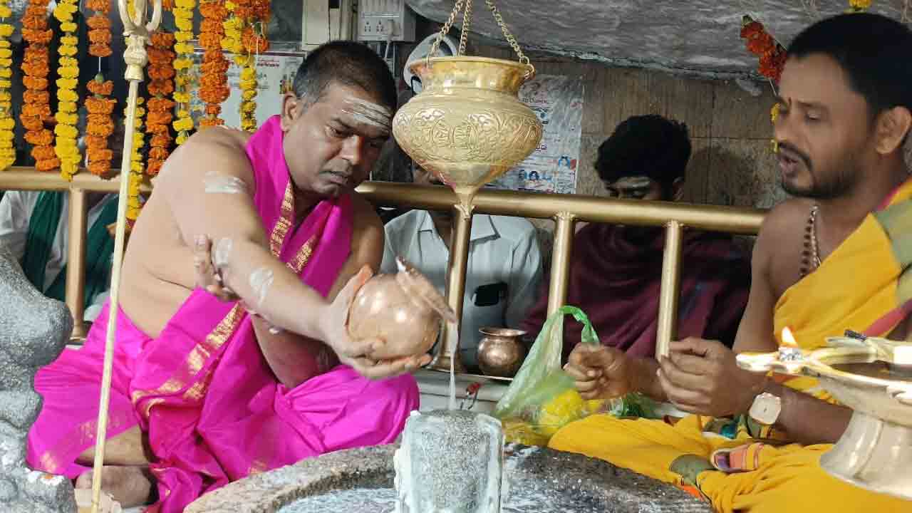 Nizamabad | శివనామ స్మరణతో మారుమోగిన సిద్ధులగుట్ట