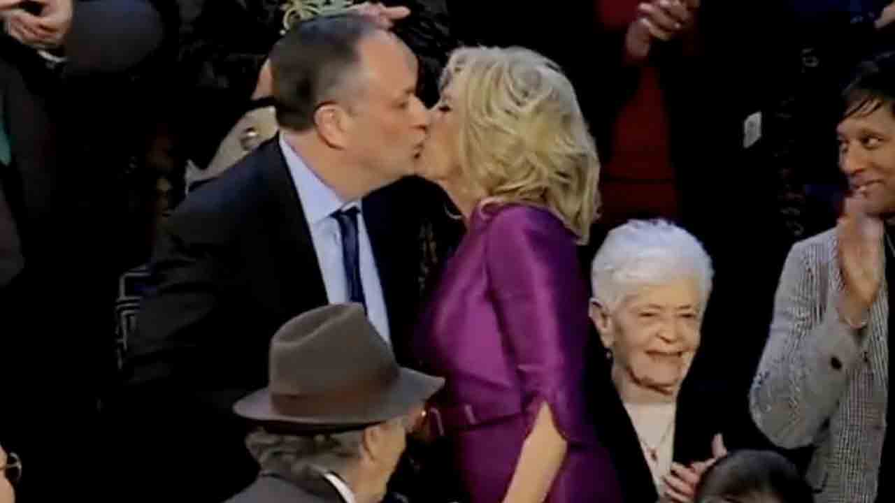 Jill Biden | కమలా హ్యారిస్‌ భర్తకు లిప్‌ కిస్‌ ఇచ్చిన అమెరికా అధ్యక్షుడు జొ బైడెన్‌ భార్య జిల్‌ బైడెన్‌.. వీడియో వైరల్‌