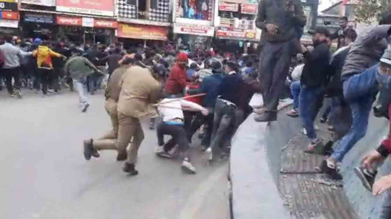 Video: పేపర్‌ లీక్‌పై నిరుద్యోగుల నిరసన.. పోలీసులు లాఠీచార్జ్‌