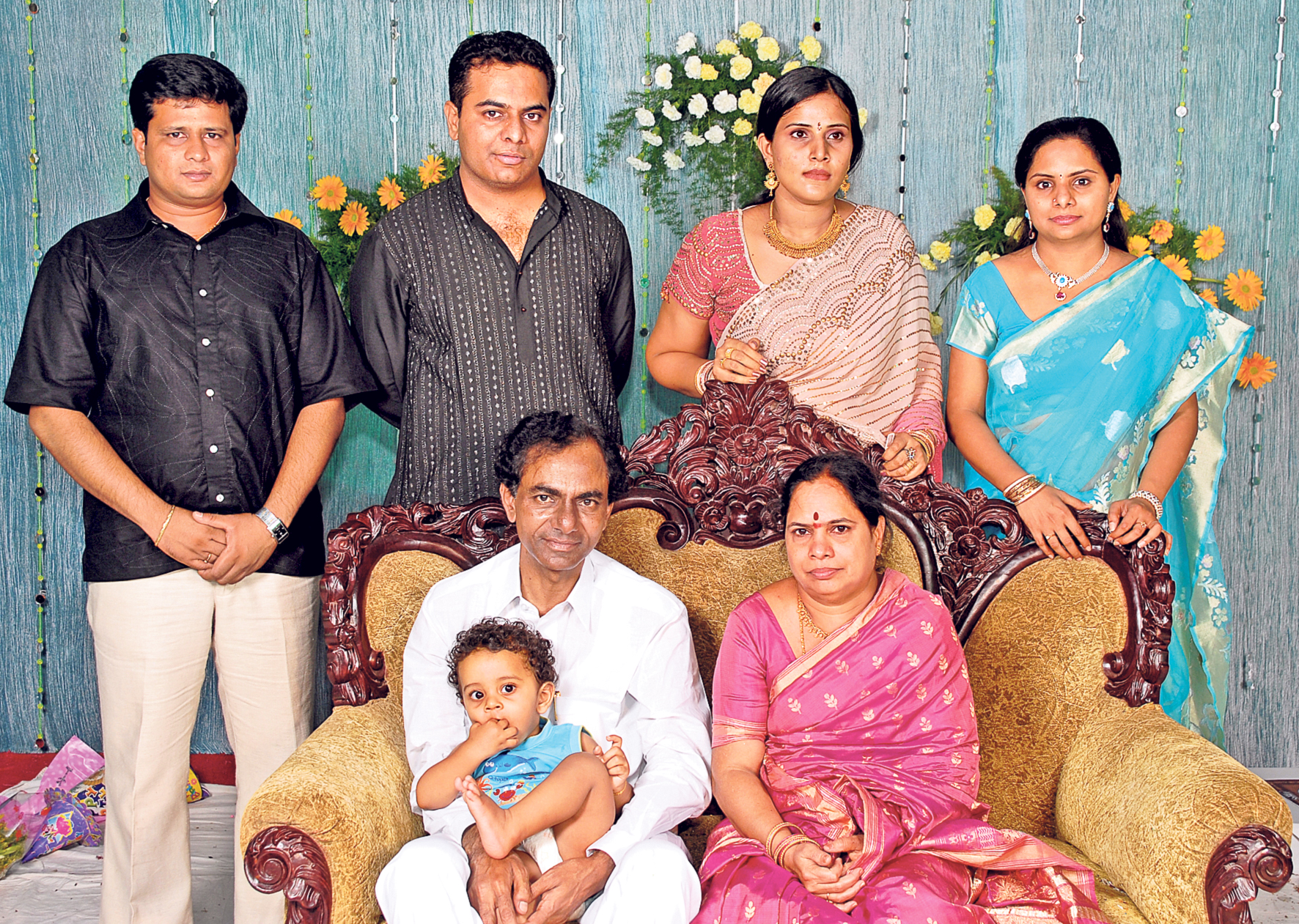 KCR WITH FAMILY AT BIRTHDAY FUNCTION OF HIMANSHU /  ఫొటోల సేకరణ: అనుమల్ల గంగాధర్‌