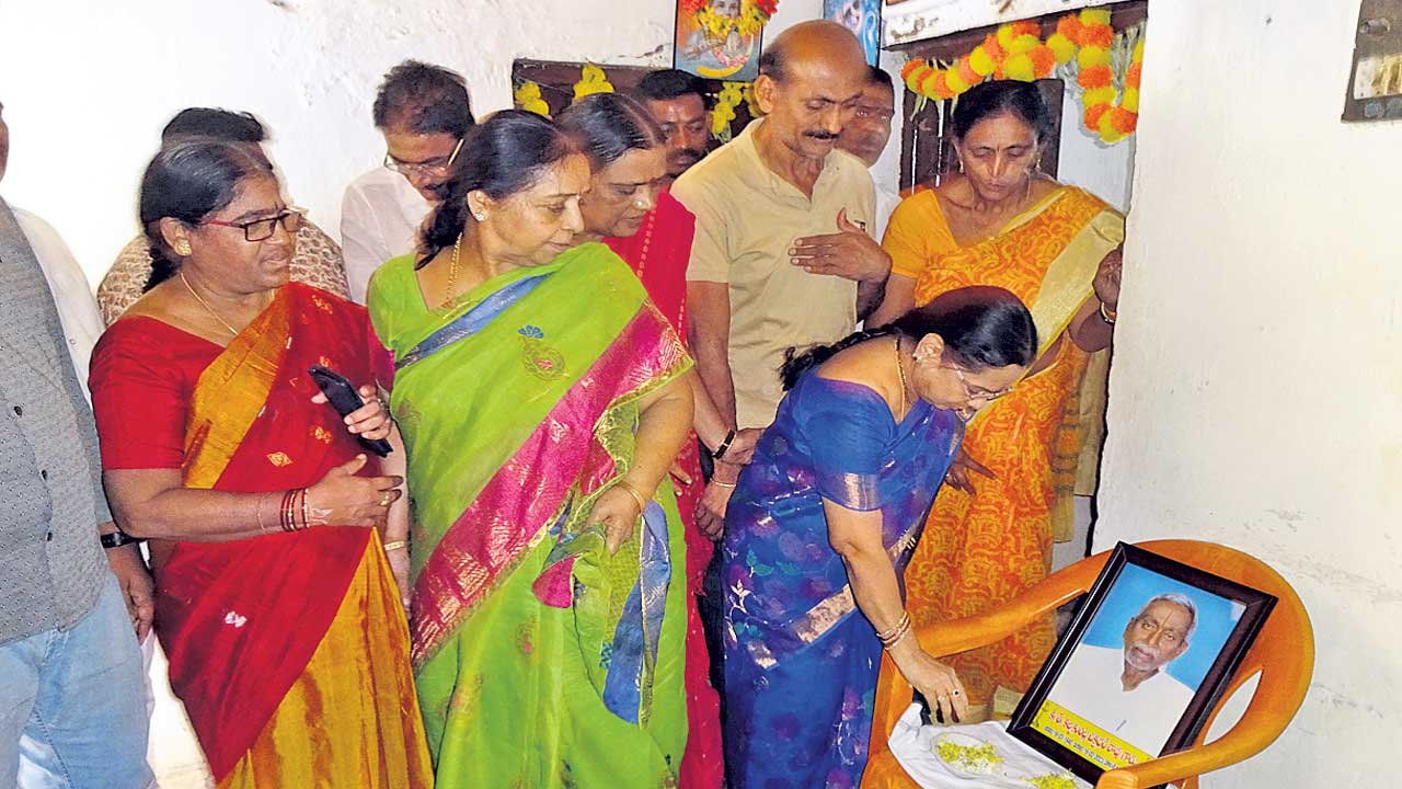 చక్రధర్‌రావు కుటుంబానికి సీఎం సతీమణి పరామర్శ