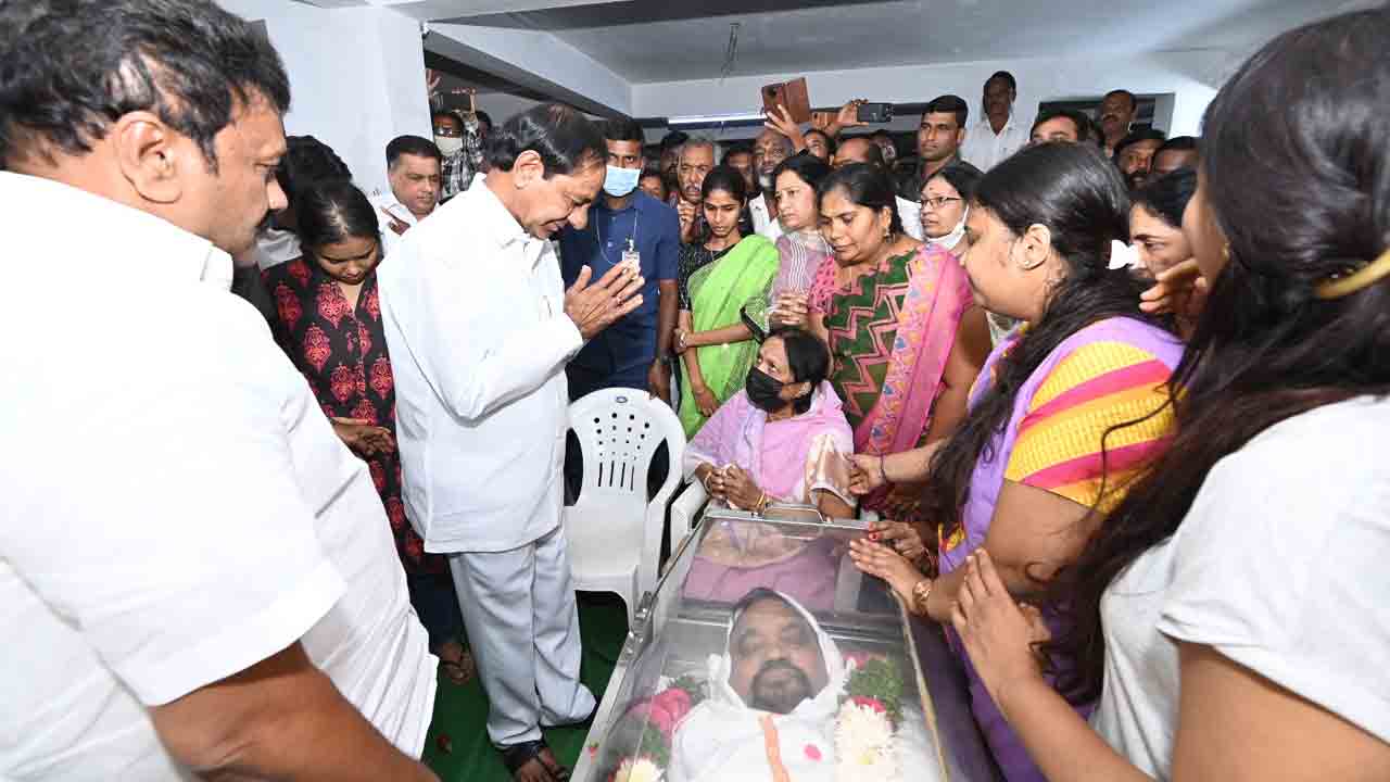 సాయన్న పార్థీవదేహానికి నివాళులర్పించిన సీఎం కేసీఆర్‌