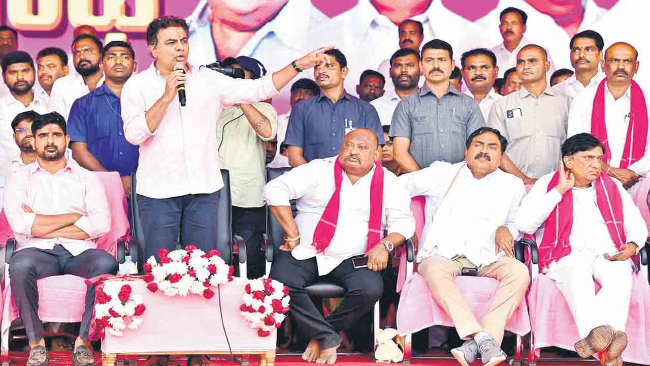 ఎగిరేది గులాబీ జెండానే..