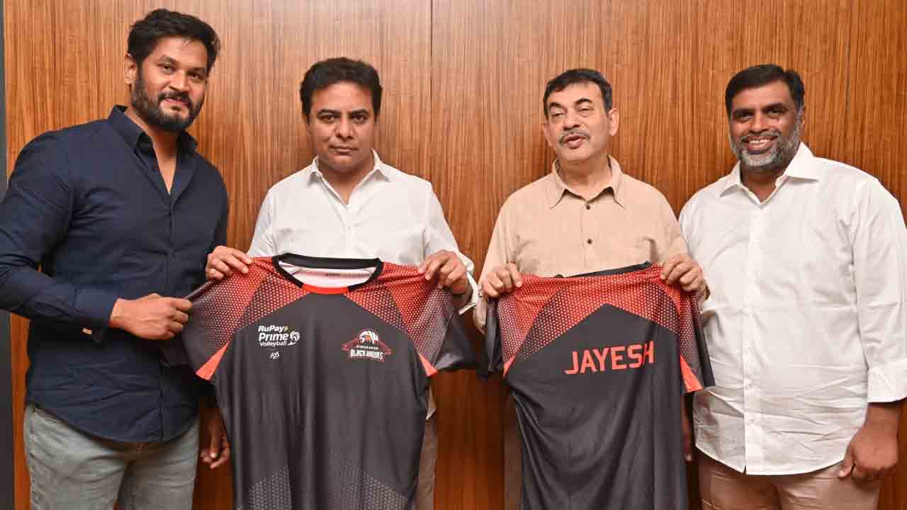 హైదరాబాద్‌ బ్లాక్‌ హాక్స్‌ కొత్త జెర్సీ ఆవిష్కరించిన కేటీఆర్‌