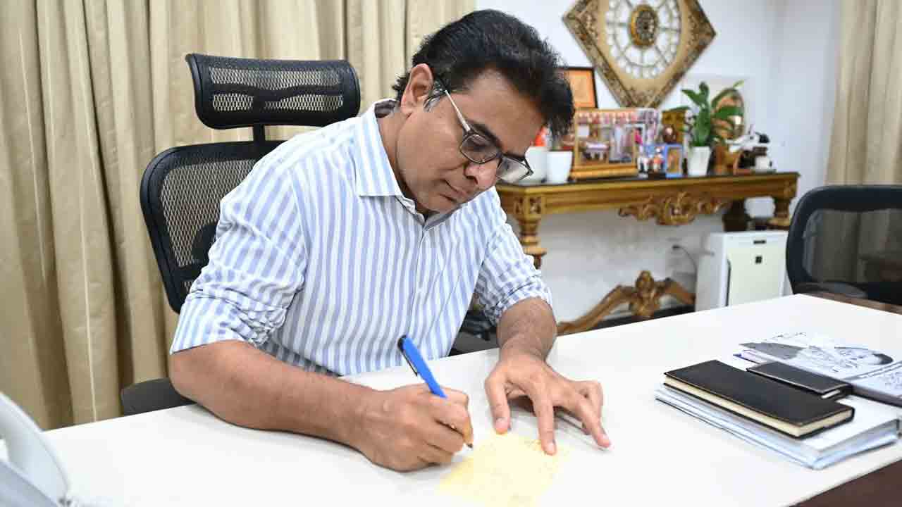 గుజరాత్ కంటే.. హైదరాబాద్‌ సేఫ్‌! డేటా రాయబార కార్యాలయాలను ఇక్కడే పెట్టండి: కేంద్ర ఆర్థిక మంత్రికి కేటీఆర్‌ లేఖ