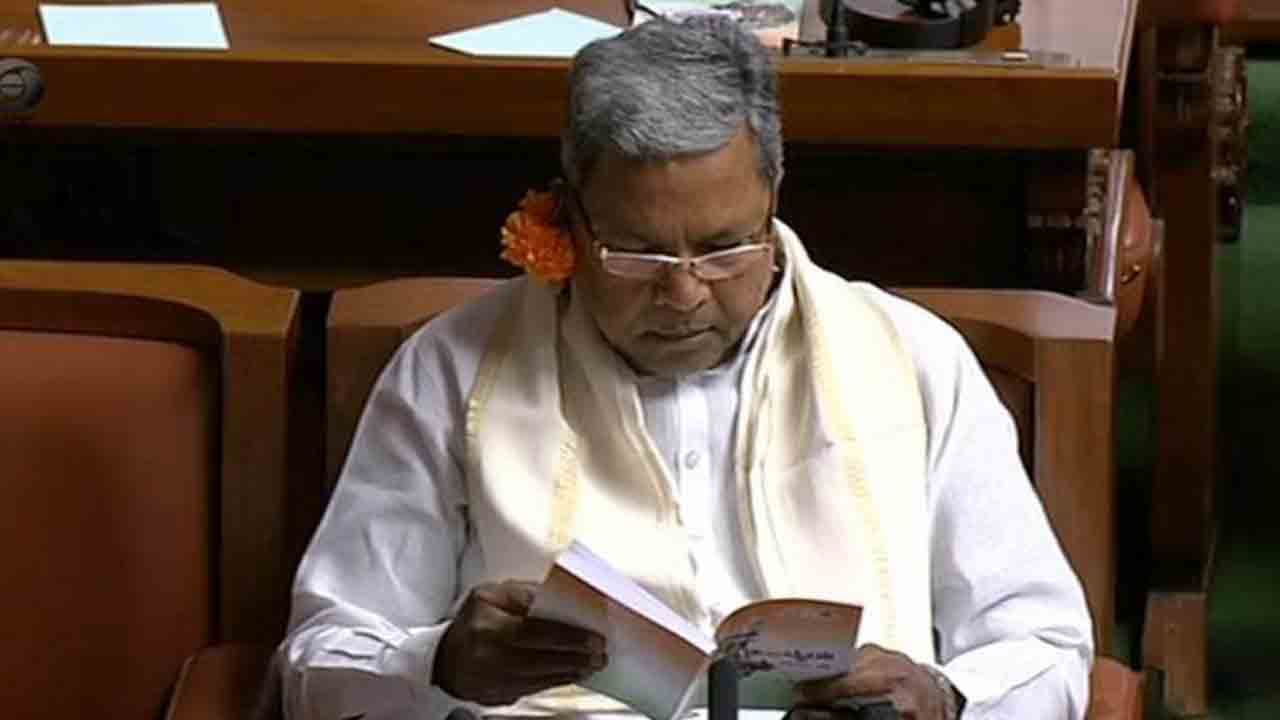 Karnataka | కర్ణాటక కాంగ్రెస్‌ ఎమ్మెల్యేల వినూత్న నిరసన.. చెవిలో పూలతో అసెంబ్లీకి..!