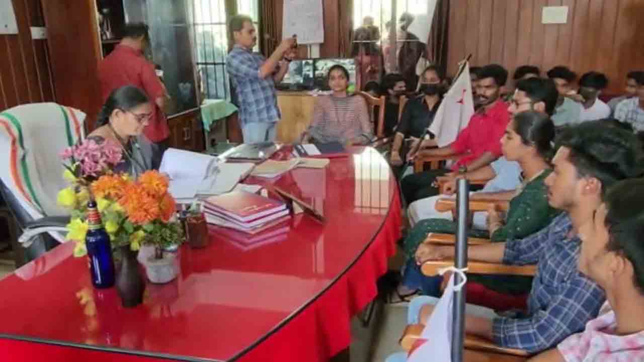 students locked up: కలుషిత నీటిపై కాలేజీ విద్యార్థుల ఫిర్యాదు.. ప్రిన్సిపాల్‌ గదిలో వారిని నిర్బంధం