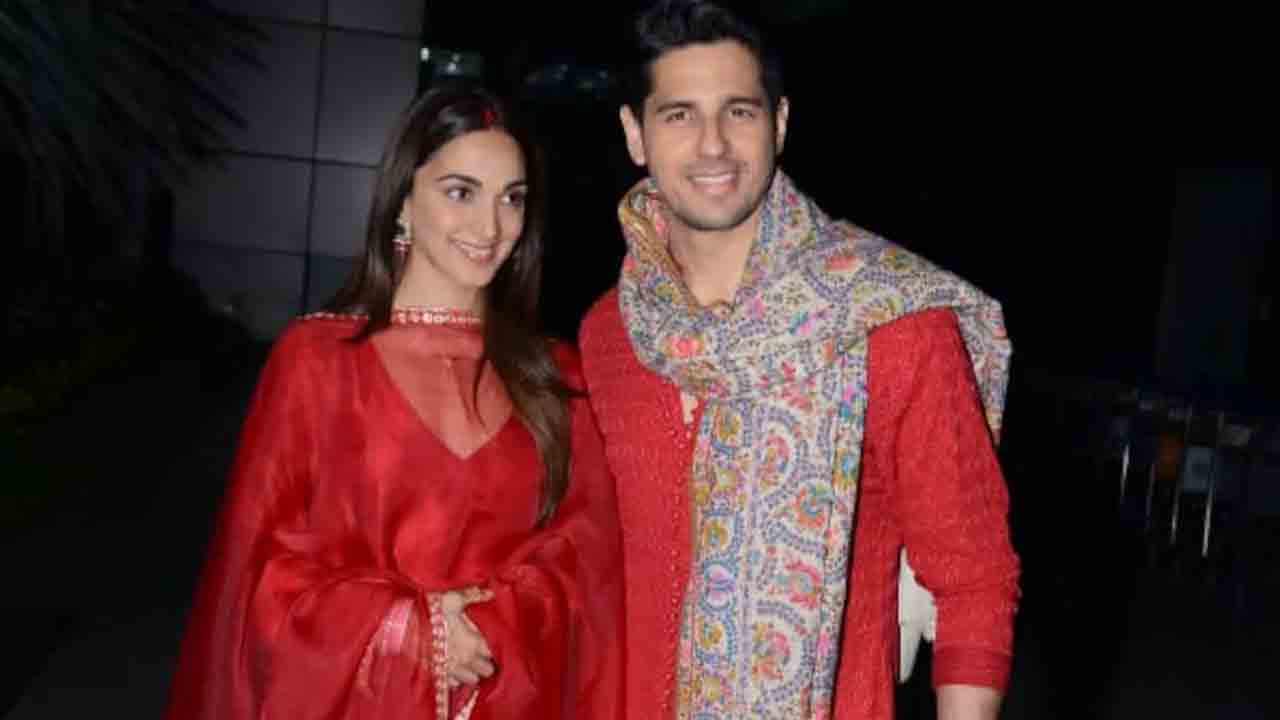 Kiara Advani-Sidharth Malhotra | మీడియా మిత్రులకు స్వీట్స్‌ పంచిన కియారా-సిద్ధార్థ్‌ జంట..!