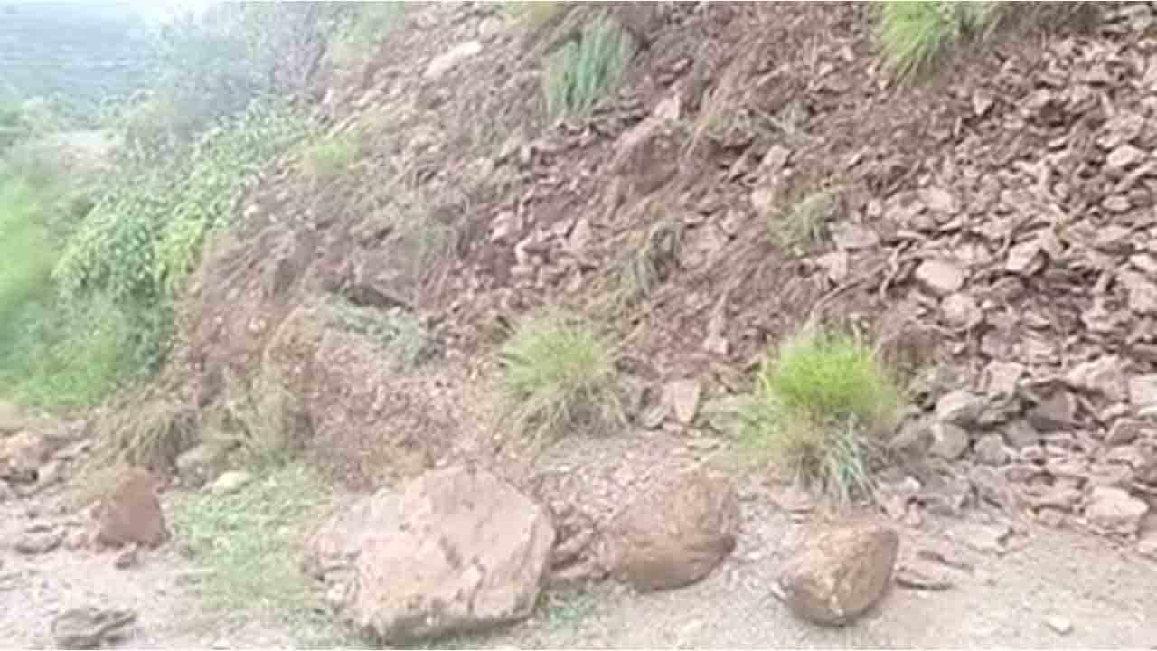 దక్షిణపెరూలో కొండచరియలు విరిగిపడి 15 మంది మృతి