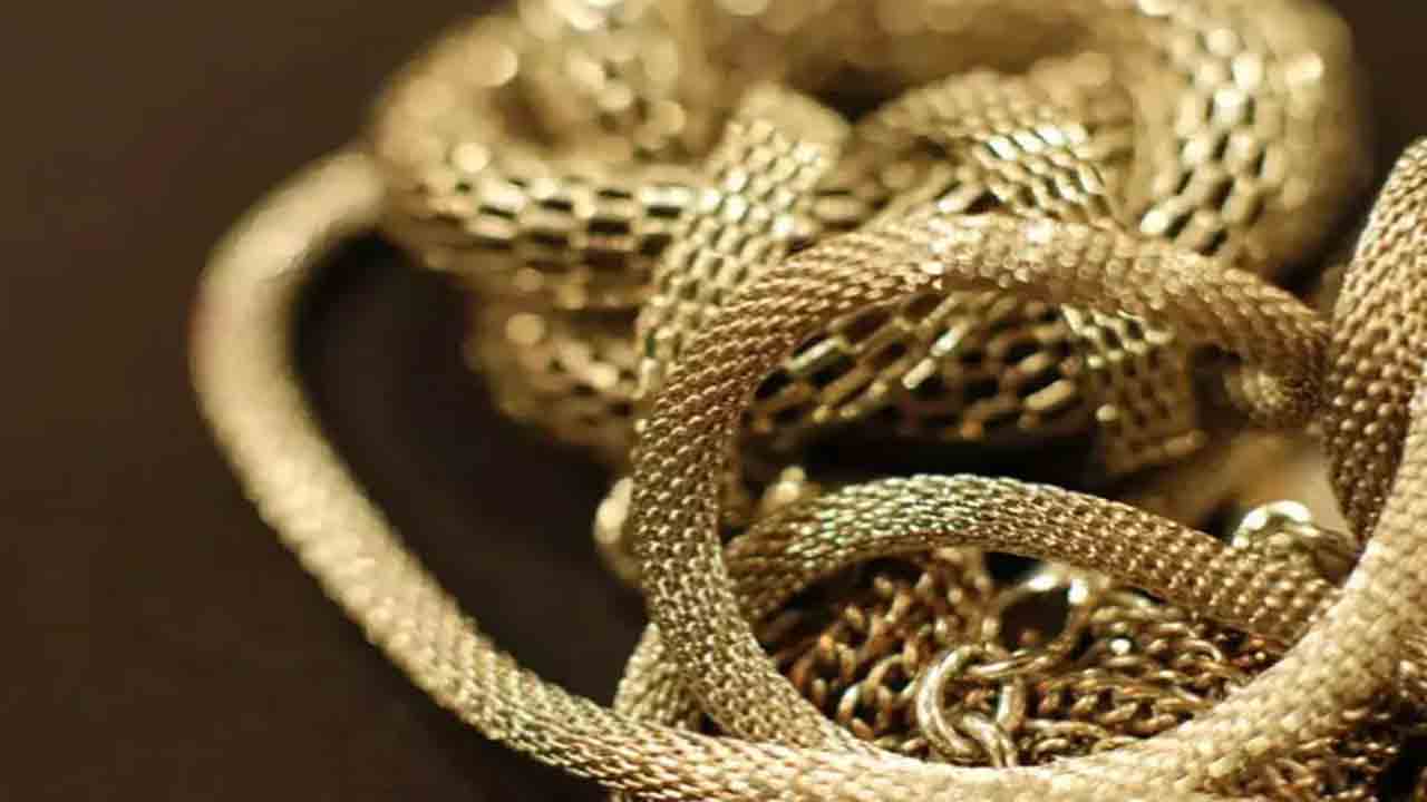 ఫ్లాట్‌, కారు కొనేందుకు.. జడ్జీ చాంబర్‌ నుంచి డబ్బు, నగలు చోరీ చేసిన న్యాయవాది