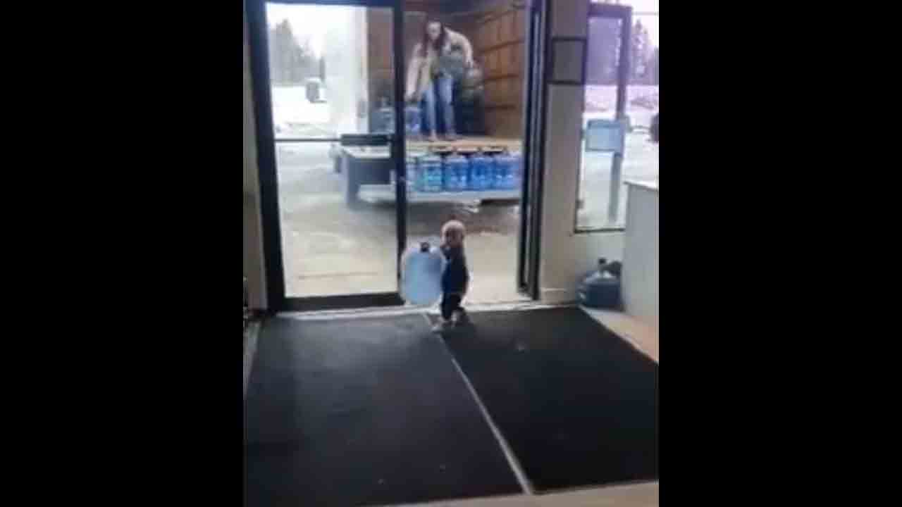 Viral video | నీళ్ల డబ్బాలు దించడంలో తల్లికి సాయపడుతున్న బుడతడు.. చూస్తే నవ్వకుండా ఉండలేరు..!