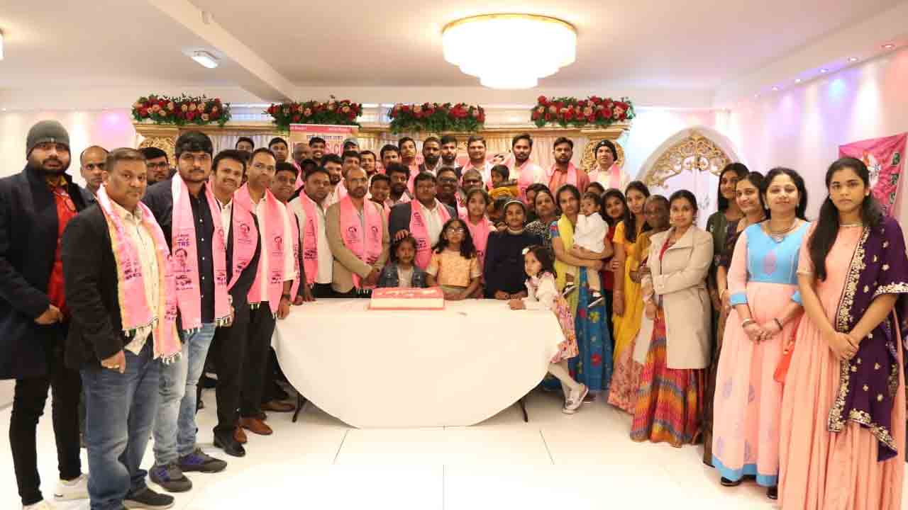 లండన్ లో ఘనంగా సీఎం కేసీఆర్ జన్మదిన వేడుకలు