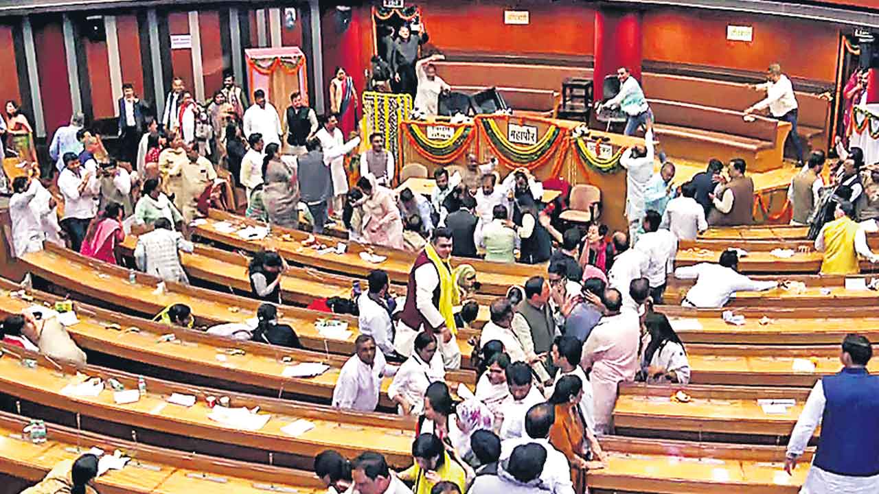 ఢిల్లీ కార్పొరేషన్‌లో అదే గొడవ.. రాత్రంతా సభలో కొనసాగిన ఘర్షణ