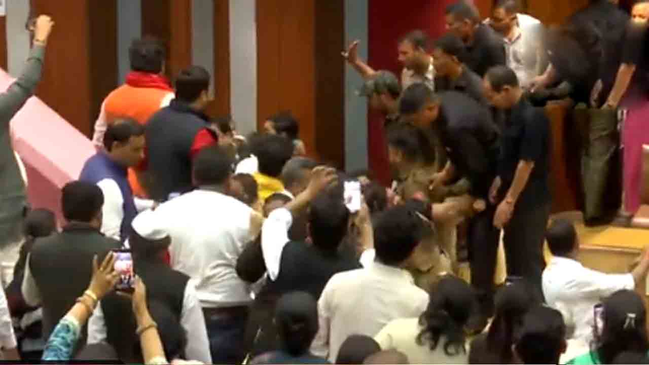 Delhi Civic Centre | ఢిల్లీ మున్సిపల్ కార్పొరేషన్లో బాహాబాహీ.. కొట్టుకున్న ఆప్, బీజేపీ కార్పొరేటర్లు.. వీడియో