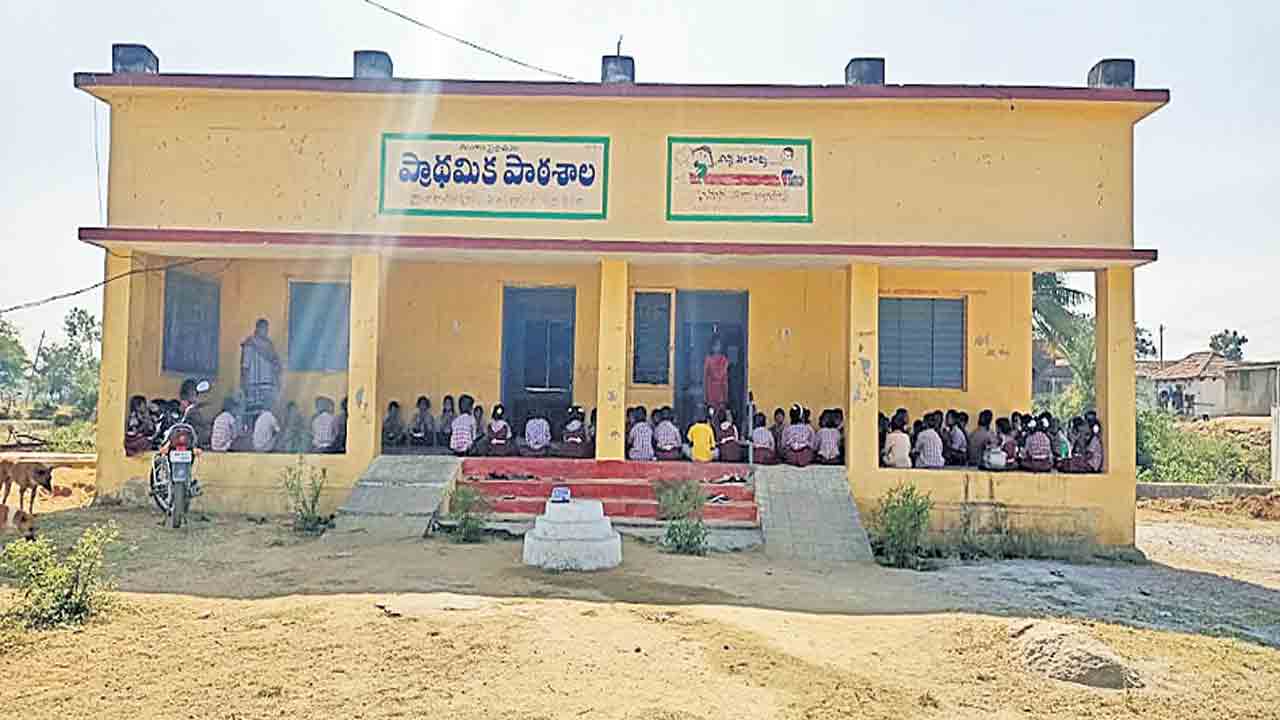 మనఊరు – మనబడితో సకల సౌలతులు