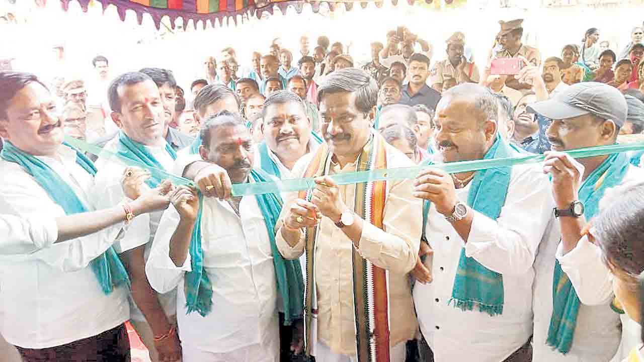 కల్లబొల్లి మాటలు చెప్పే వారిని నమ్మొద్దు