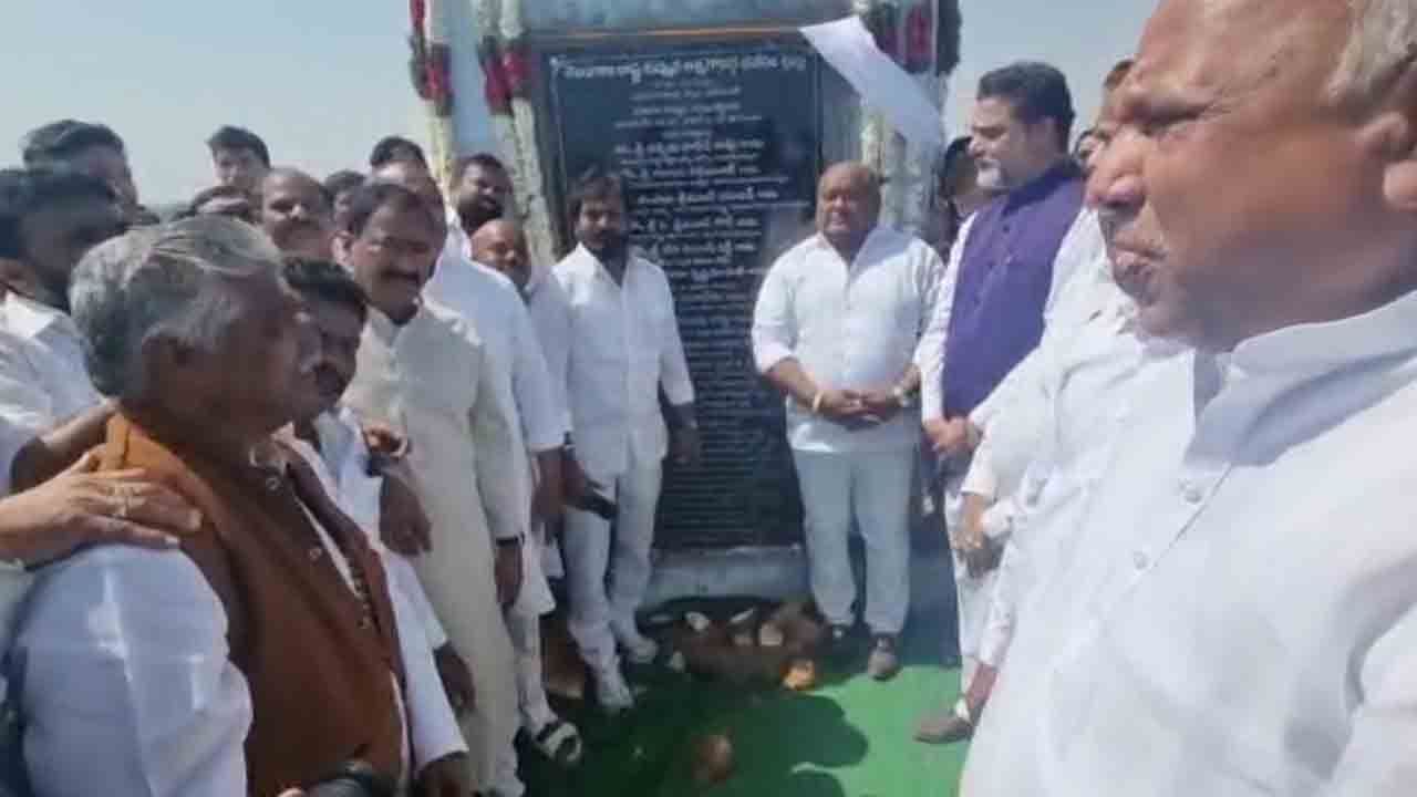 తెలంగాణలో బీసీల ఆత్మగౌరవాన్ని పెంచిన ఘనత కేసీఆర్‌దే : మంత్రులు