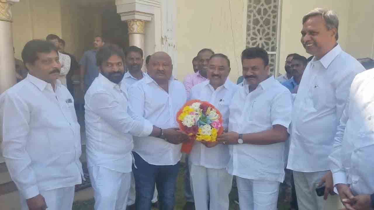 డిప్యూటీ చైర్మన్‌ బండ ప్రకాశ్‌ను అభినందించిన మంత్రులు