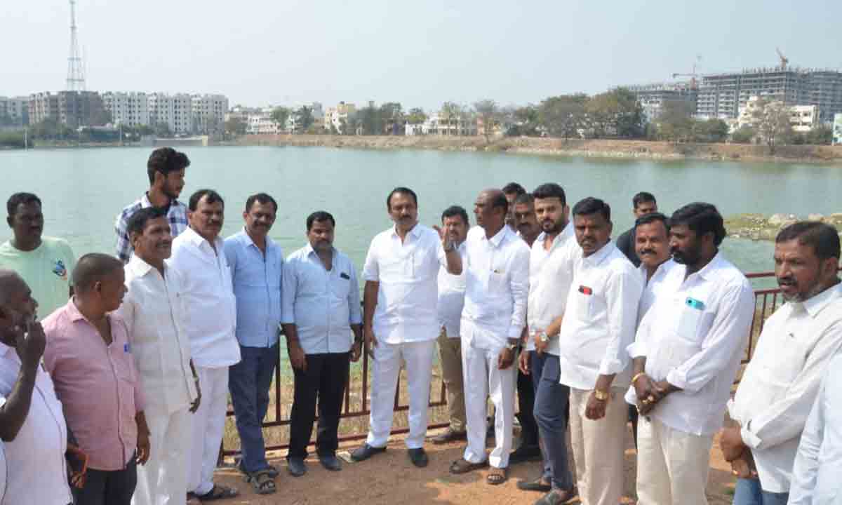 చెరువుల సుందరీకరణతో ఆహ్లాదకరమైన వాతావరణం : ఎమ్మెల్యే దేవిరెడ్డి సుధీర్‌రెడ్డి