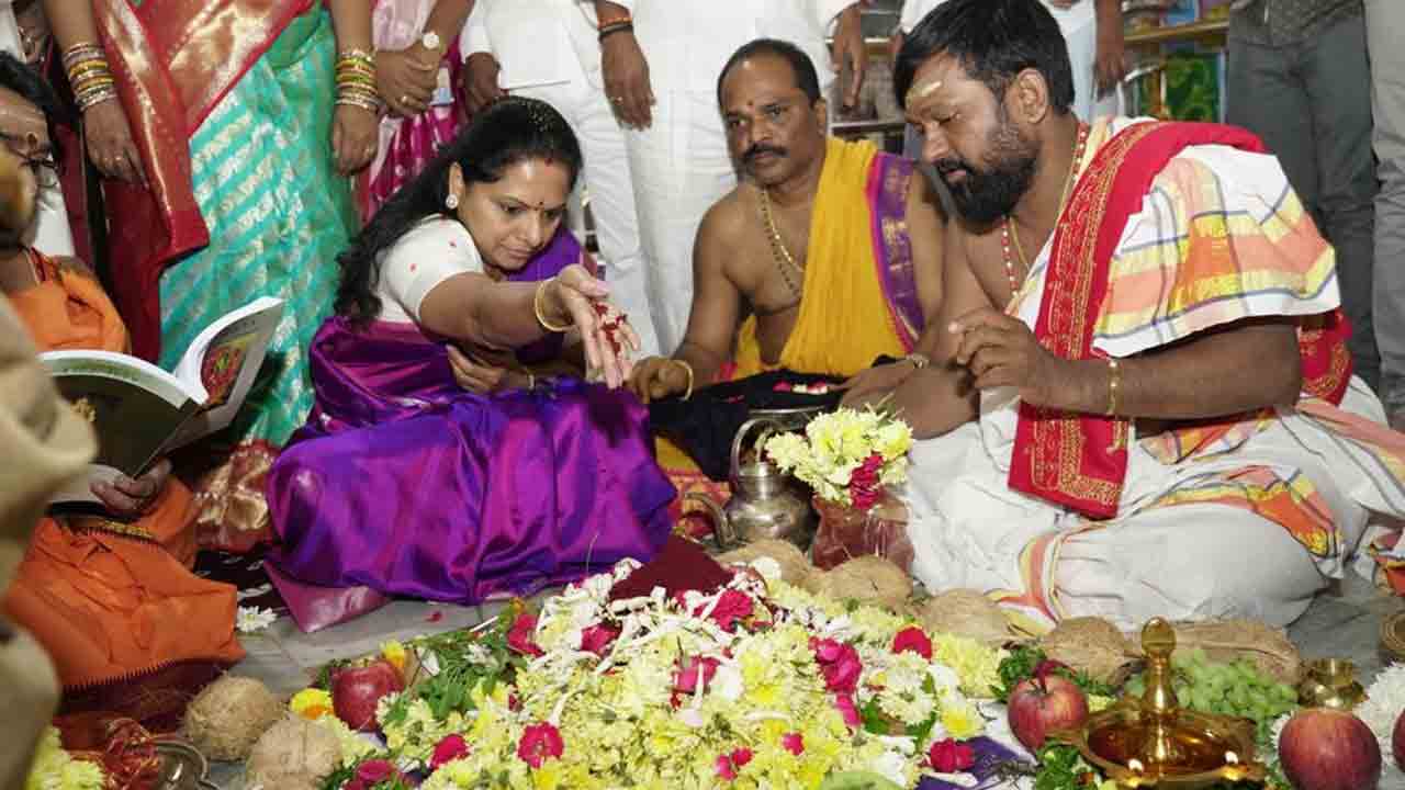 బల్కంపేట అమ్మవారి ఆలయంలో ఎమ్మెల్సీ కవిత పూజలు