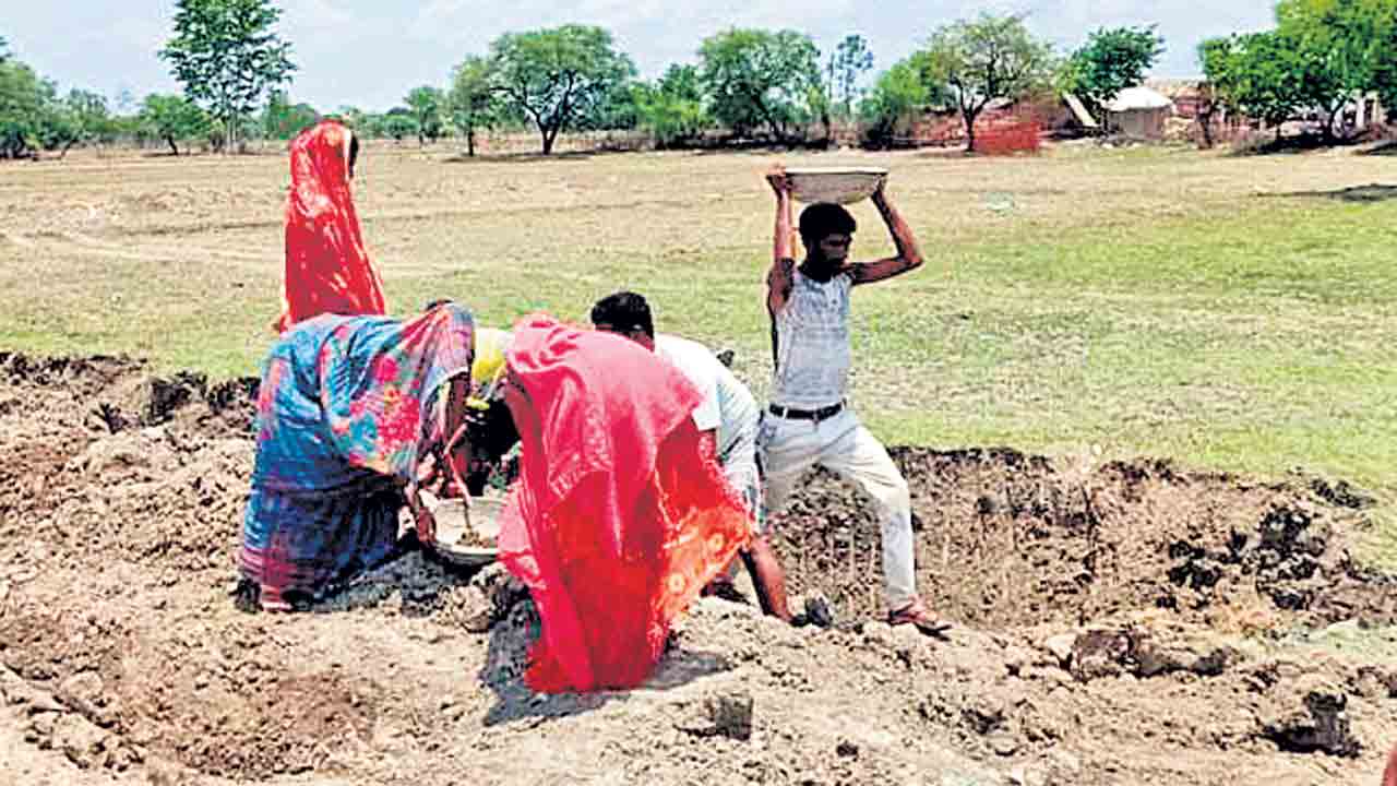 చనిపోయినా ‘ఉపాధి’ డబ్బులు.. ఉత్తర ప్రదేశ్‌ ఉపాధి హామీ పథకంలో కోట్ల అవినీతి
