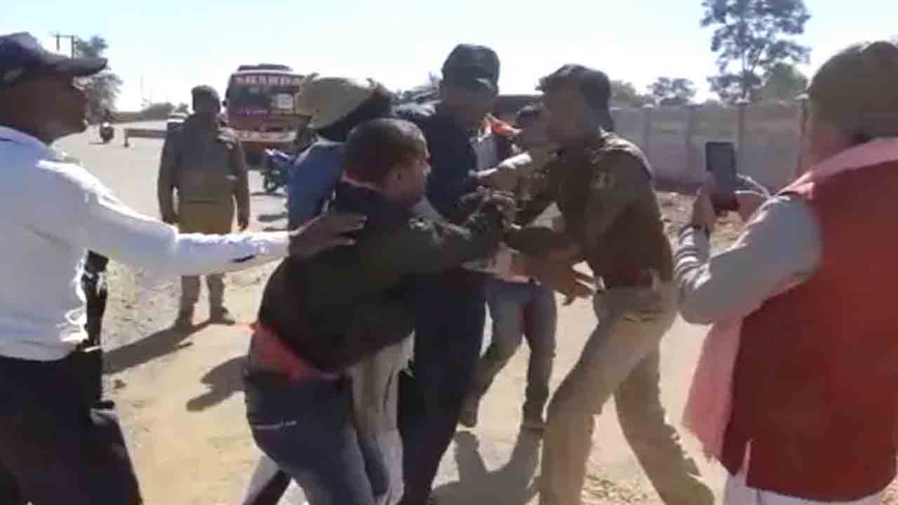 Watch: మొబైల్‌ ఫోన్‌లో రికార్డ్‌ చేయడంపై పోలీస్‌ ఆగ్రహం.. ఒక వ్యక్తిని దారుణంగా కొట్టిన వైనం