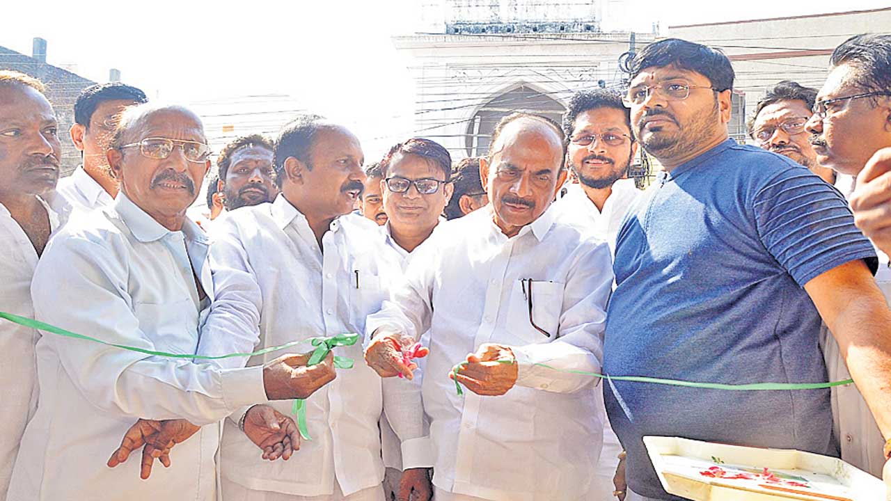 పేదల ఆరోగ్యానికి ప్రభుత్వ ప్రాధాన్యం
