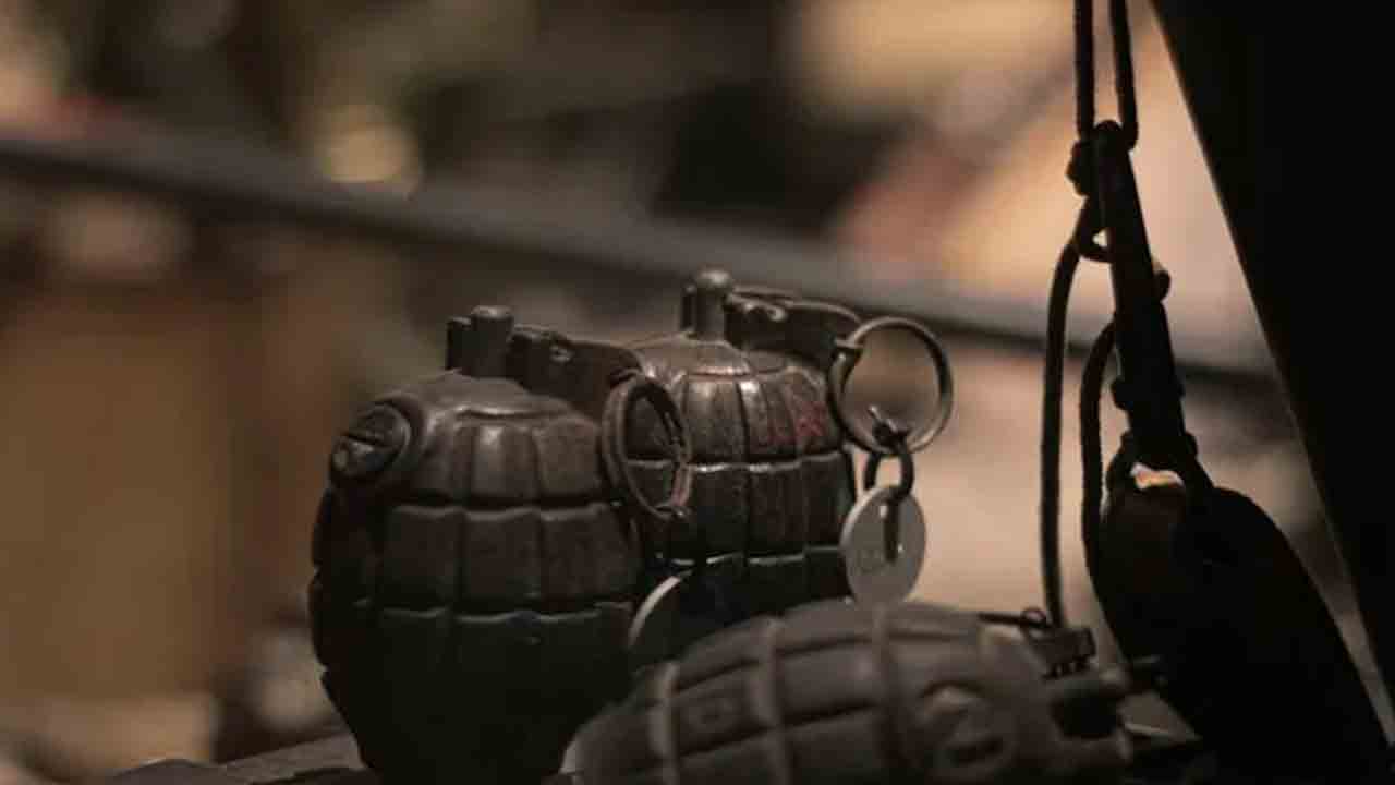 లైవ్‌ గ్రెనేడ్‌లతో ఇంటిని అలంకరించిన వ్యక్తి.. విషయం తెలిసి పోలీసులు షాక్‌