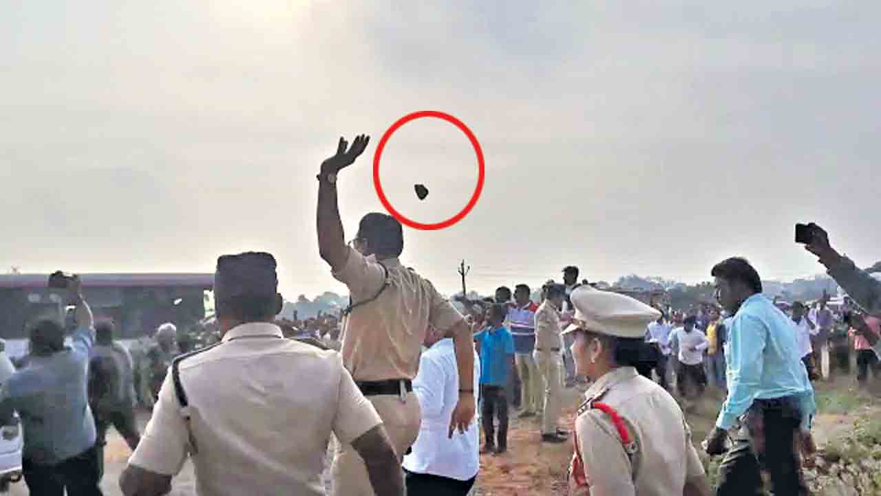 మళ్లీ ఎగిసిన మానుకోట రాయి.. ఈసారి వైఎస్‌ షర్మిల మీద